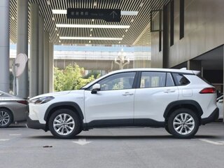 2023 Toyota Corolla Cross I, белый, 1980000 рублей, вид 4