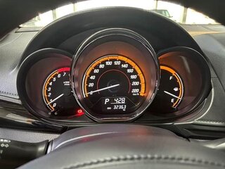 2022 Toyota Yaris IV, красный, 1400000 рублей, вид 4