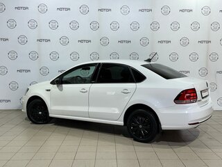 2017 Volkswagen Polo V Рестайлинг, белый, 1050000 рублей, вид 2