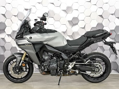 2025 Yamaha MT-09 Tracer (FJ-09), серебристый, 1729000 рублей, вид 4