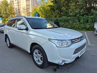 2013 Mitsubishi Outlander III, белый, 999000 рублей, вид 3