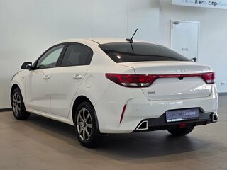 2022 Kia Rio IV Рестайлинг, белый, 1680000 рублей, вид 4