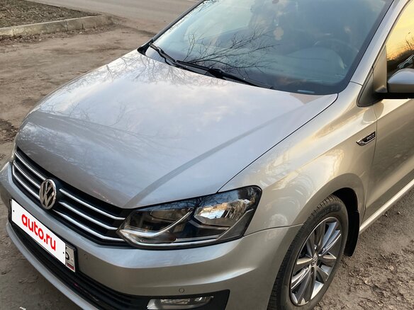 2018 Volkswagen Polo V Рестайлинг, серый, 1370000 рублей - вид 2