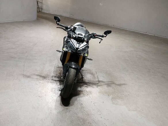 2022 Triumph Speed Triple, серый, 1380000 рублей - вид 3