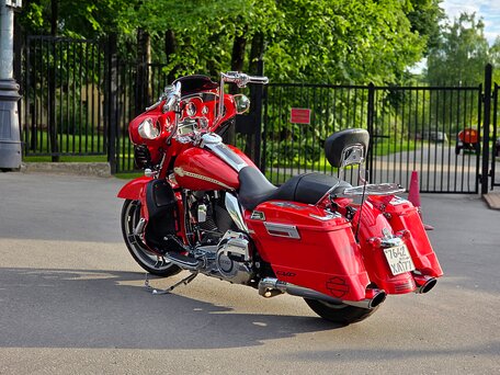 2010 Harley-Davidson CVO Street Glide, красный, 1000000 рублей, вид 1
