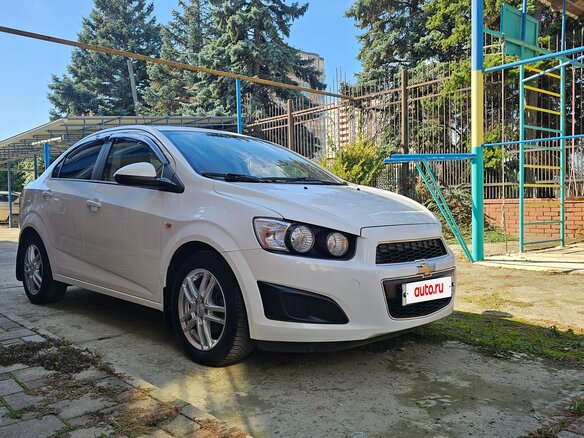 2013 Chevrolet Aveo II, белый, 780000 рублей