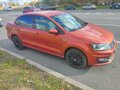 2016 Volkswagen Polo V Рестайлинг, оранжевый, 880000 рублей - вид 2