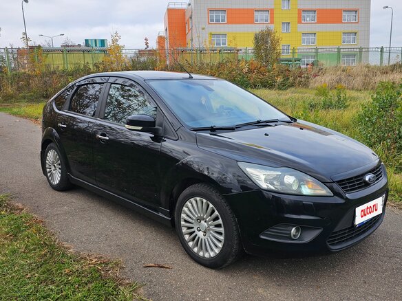 2009 Ford Focus II Рестайлинг, чёрный, 500000 рублей - вид 2
