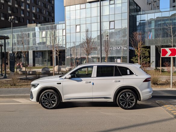 2026 Geely Monjaro (Xingyue L) I Рестайлинг 2 (China Market), белый, 3990000 рублей - вид 4