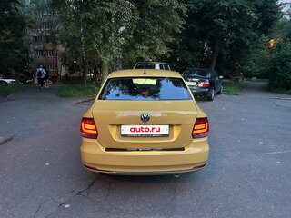 2018 Volkswagen Polo V Рестайлинг, жёлтый, 480000 рублей, вид 4