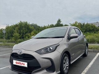 2020 Toyota Yaris IV, серебристый, 1470000 рублей, вид 1