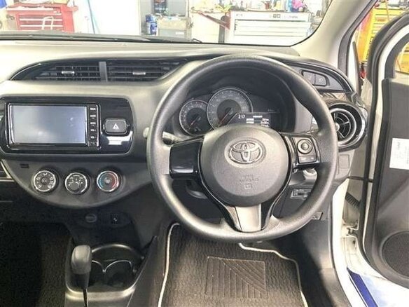 2018 Toyota Vitz III (XP130) Рестайлинг 2, белый, 750001 рублей - вид 7