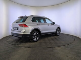 2018 Volkswagen Tiguan II, серебристый, 2800000 рублей, вид 5