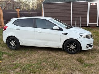 2016 Kia Rio III Рестайлинг, белый, 750000 рублей, вид 4