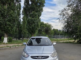 2011 Hyundai Solaris I, серебристый, 610000 рублей, вид 2