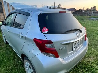 2014 Toyota Vitz III (XP130) Рестайлинг, серебристый, 600000 рублей, вид 4