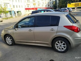 2010 Nissan Tiida I Рестайлинг, коричневый, 650000 рублей, вид 4