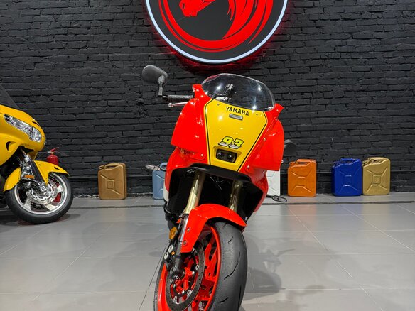 2024 Yamaha XSR900, красный, 985000 рублей - вид 1