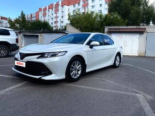 2020 Toyota Camry VIII (XV70), белый, 2100000 рублей, вид 3