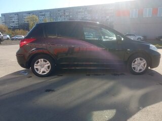 2010 Nissan Tiida I Рестайлинг, коричневый, 750000 рублей, вид 4