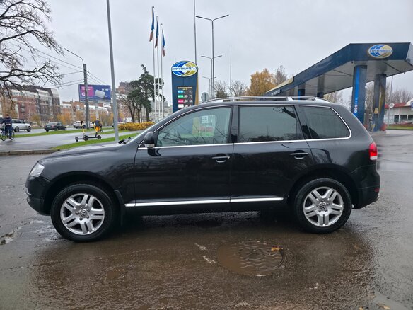 2006 Volkswagen Touareg I, чёрный, 950000 рублей - вид 2