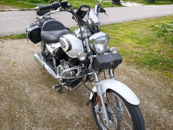 2023 Bajaj Avenger, белый - вид 3