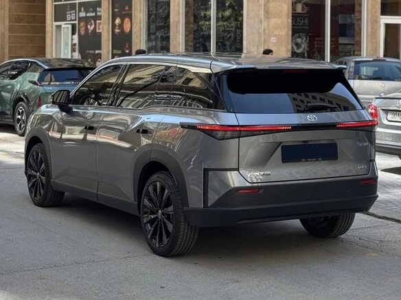 2026 Toyota bZ3X 58.3 kWh, серый, 2730000 рублей - вид 3