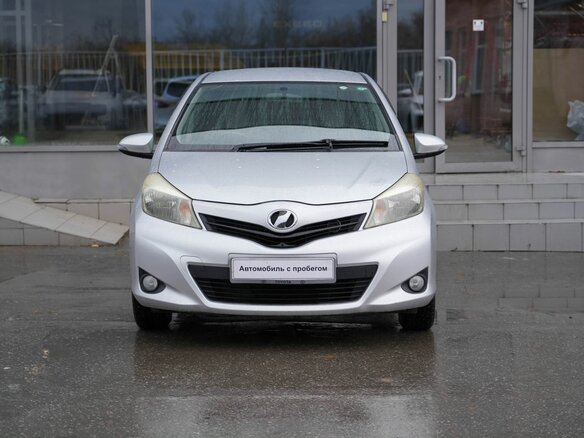 2012 Toyota Vitz III (XP130), серый, 810000 рублей - вид 1