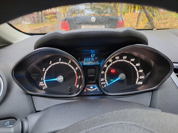 2016 Ford Fiesta Mk6 Рестайлинг, чёрный, 950000 рублей - вид 3