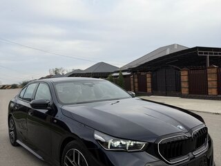 2024 BMW 5 серии 520i VIII (G60/G61/G68), синий, 6850000 рублей, вид 4