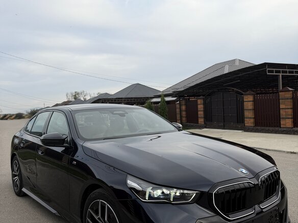2024 BMW 5 серии 520i VIII (G60/G61/G68), синий, 6850000 рублей - вид 3