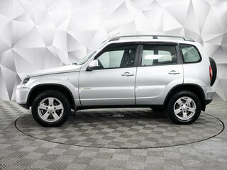 2016 Chevrolet Niva I Рестайлинг, серебристый, 595000 рублей, вид 2