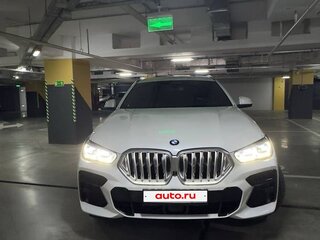 2022 BMW X6 40i III (G06), белый, 8800000 рублей, вид 2