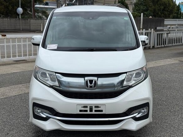 2018 Honda Stepwgn Spada V Рестайлинг, белый, 1610000 рублей - вид 1