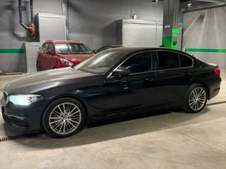2019 BMW 5 серии 520i VII (G30/G31/G38), чёрный, 2990000 рублей, вид 2