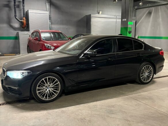 2019 BMW 5 серии 520i VII (G30/G31/G38), чёрный, 2990000 рублей - вид 1
