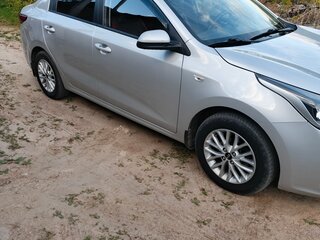 2019 Kia Rio IV, серебристый, 1580000 рублей, вид 4