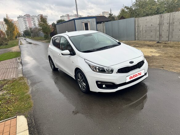 2017 Kia Ceed II Рестайлинг, белый - вид 2