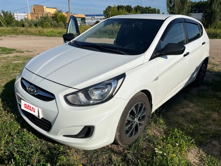 2014 Hyundai Solaris I, белый, 740000 рублей, вид 2