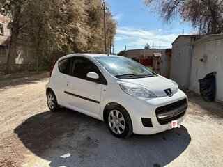 2011 Peugeot 107 I Рестайлинг, белый, 455000 рублей, вид 3