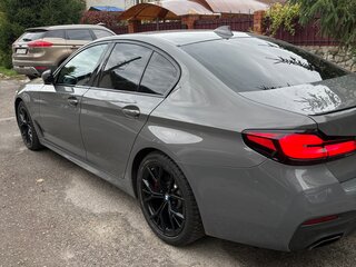 2021 BMW 5 серии 540i xDrive VII (G30/G31/G38) Рестайлинг, серый, 6100000 рублей, вид 3