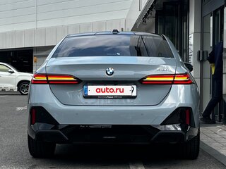 2024 BMW 5 серии 520i VIII (G60/G61/G68), голубой, 4773000 рублей, вид 3