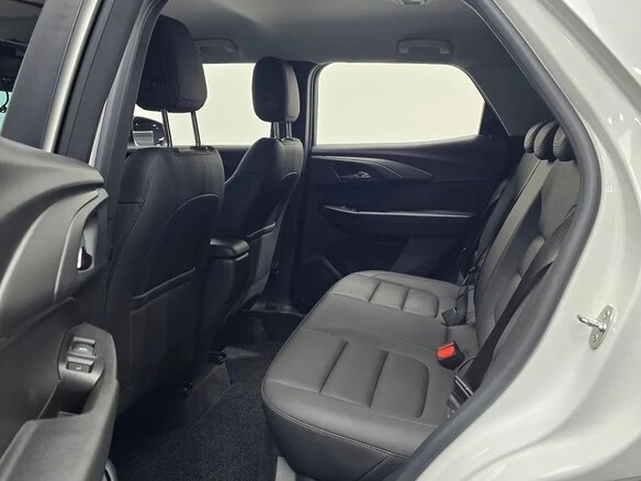 2023 Chevrolet TrailBlazer III Рестайлинг, белый, 1670000 рублей - вид 11