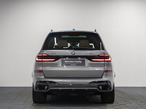2026 BMW X7 40i I (G07) Рестайлинг, серый - вид 9