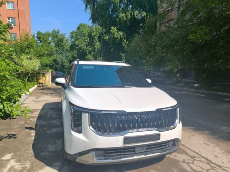 2023 Kia Carnival IV Рестайлинг, белый, 5200000 рублей, вид 3