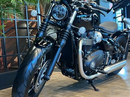 2026 Triumph Bonneville Bobber, чёрный, 2200000 рублей, вид 2