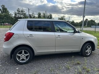 2013 Skoda Fabia II Рестайлинг, серебристый, 699000 рублей, вид 3