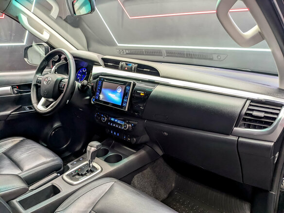 2017 Toyota Hilux VIII, чёрный - вид 11