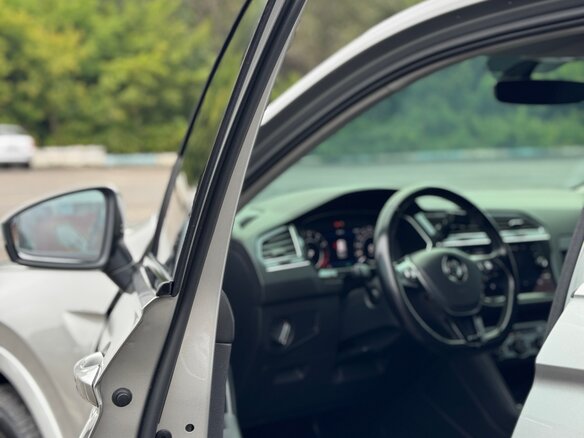 2018 Volkswagen Tiguan II, серебристый, 2800000 рублей - вид 5