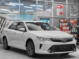 2016 Toyota Camry VII (XV50) Рестайлинг, белый, 1749000 рублей, вид 3
